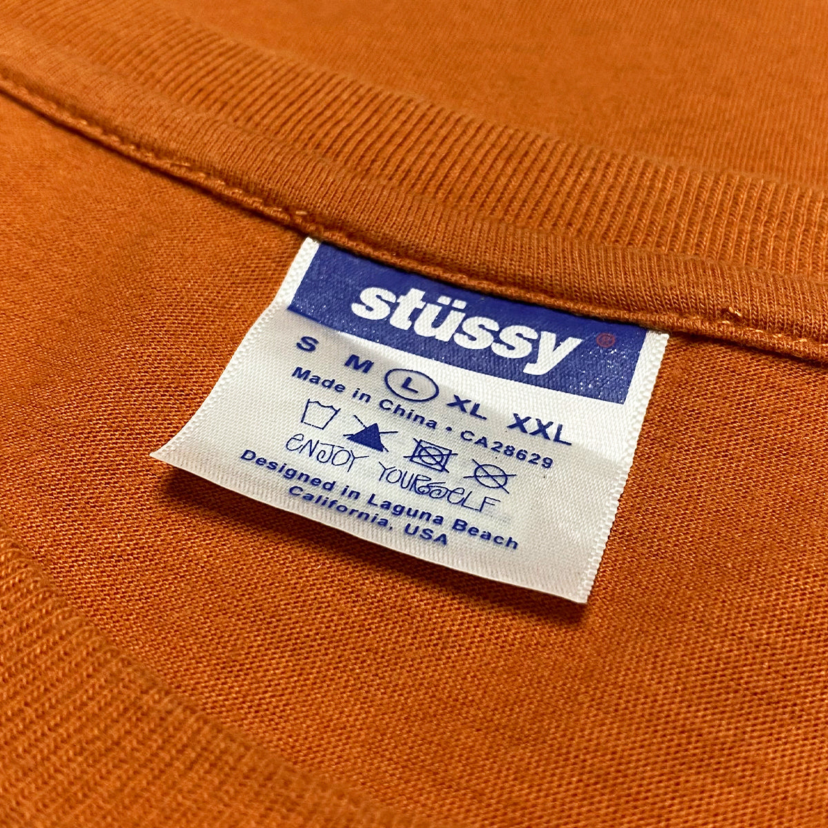 Stussy - Spellout Logo Tee L Orange/White